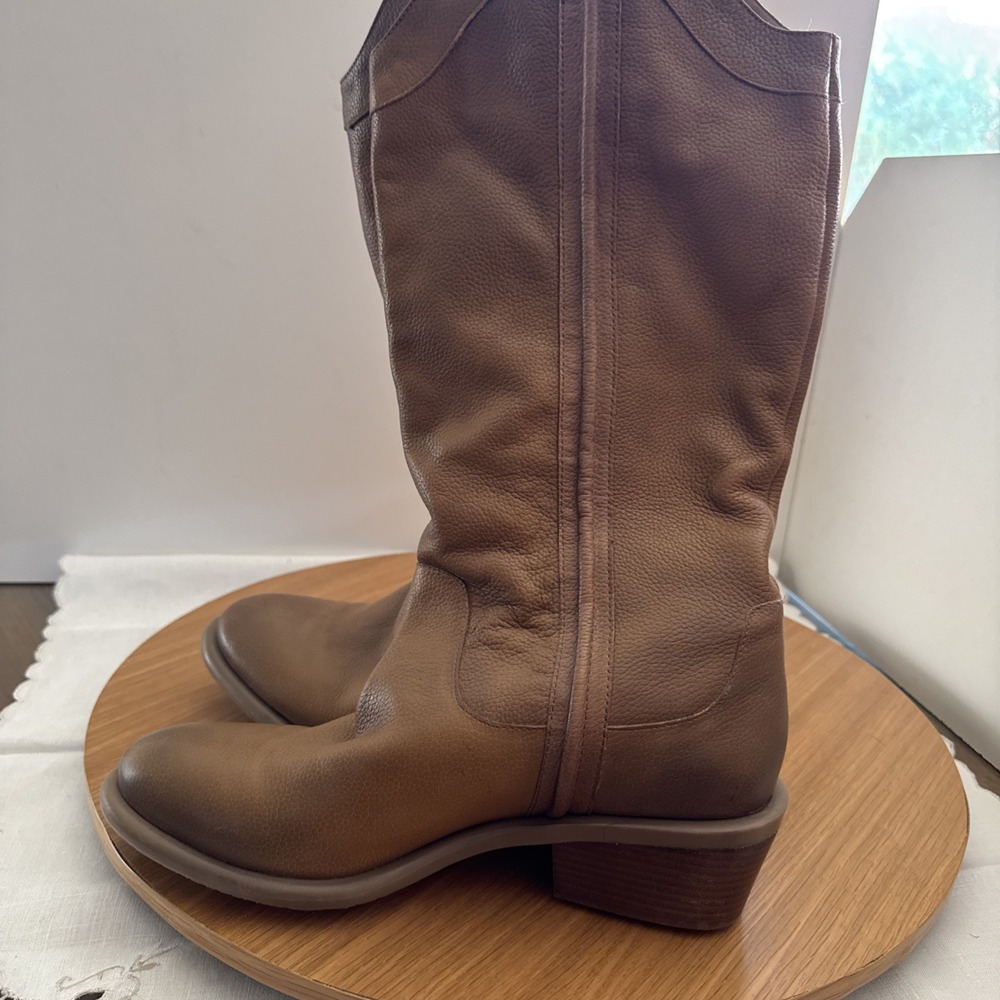 Womens Arturo Chiang boots caramel color size 10 cowboy style boot
